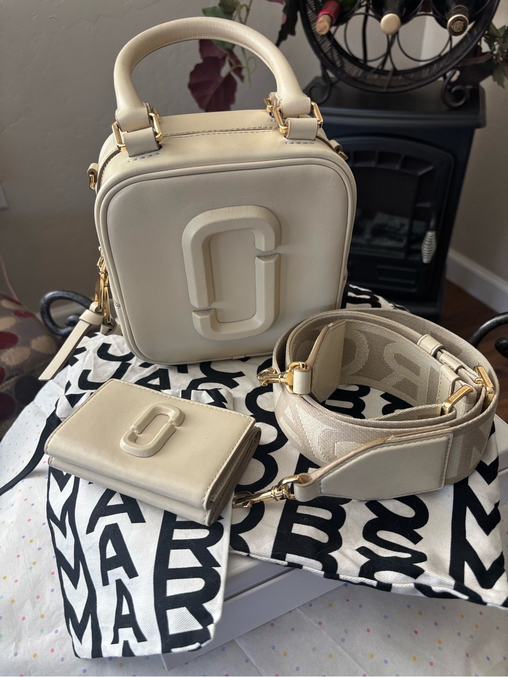 Marc Jacobs THE CUBE Beige matching with Beige WALLET♥️ - Picture 2 of 16